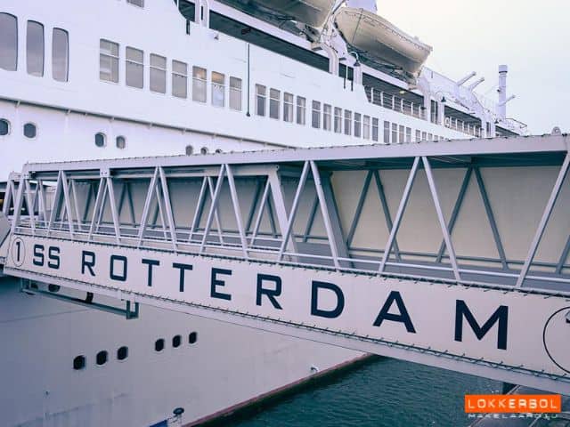 Loopbrug-naar-cruise-schip-s.s.-Rotterdam.