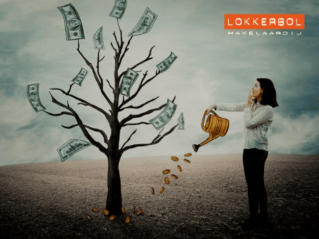 Vrouw probeert inkomen te verhogen door een boom met een gieter geld te geven.